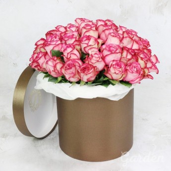 51 кремово-розовая роза в шляпной коробке